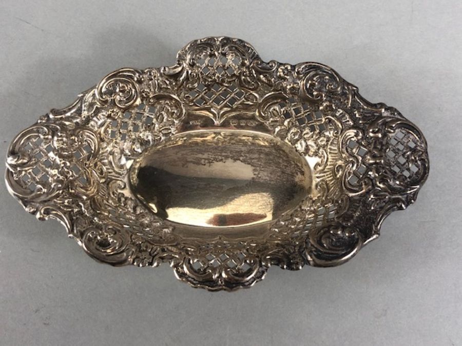 Two pierced Silver hallamrked Bon Bon dishes the largest approx 14.5cm across and total weight 76g - Image 9 of 17