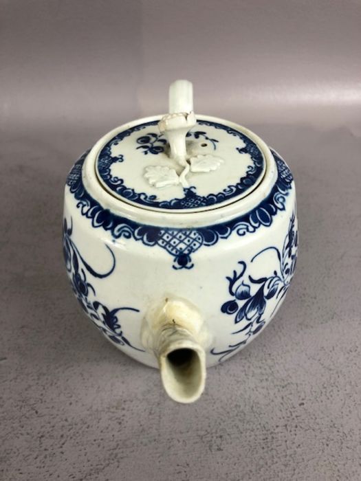 Collection of 18th and 19th Century porcelain Worcester teawares, to include Herringbone teapot - Image 16 of 65