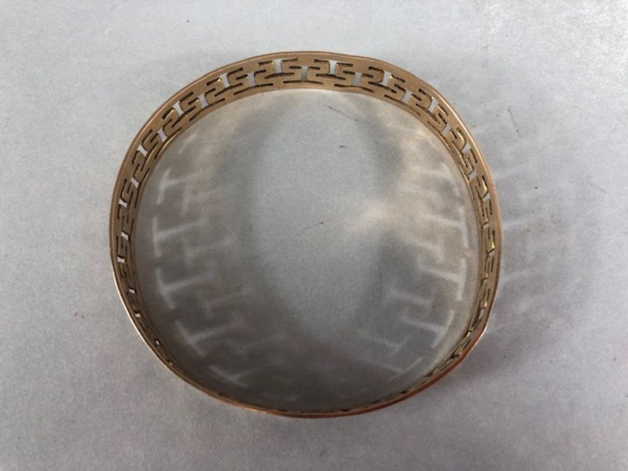 9ct Gold pierced bangle approx 8cm in diameter 12mm wide and 23.6g - Image 2 of 11