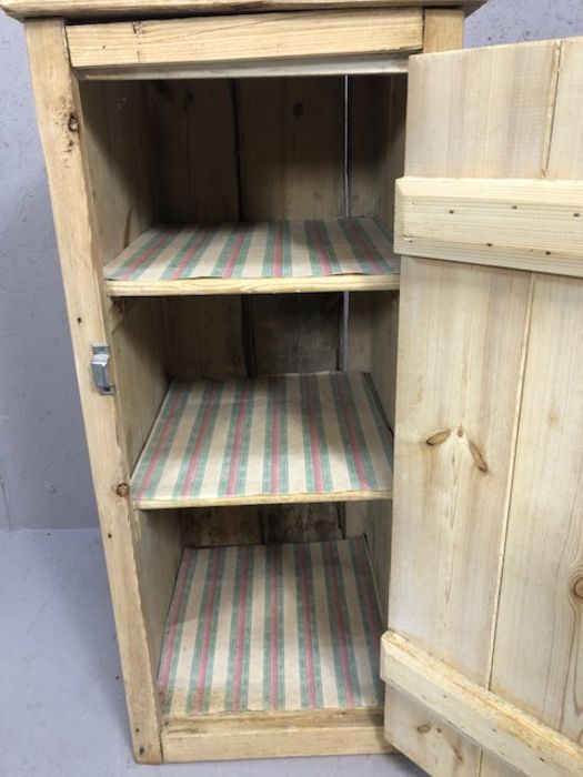 Rustic pine cupboard with three shelves, approx 40cm x 44cm x 91cm tall - Image 5 of 5