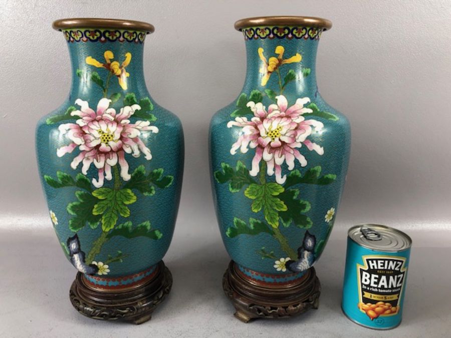 Collection of Chinese cloisonne items to include a pair of vases on wooden stands, each approx - Image 21 of 21