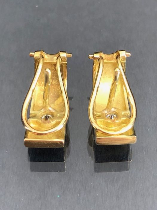 Pair of unmarked Gold earrings each set with a single Diamond in a contemporary style (total - Image 3 of 3