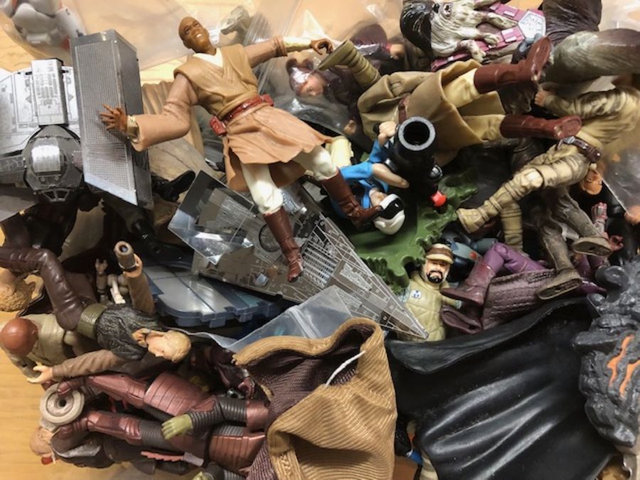 Large collection of loose action figures to include Star Wars etc - Bild 2 aus 5