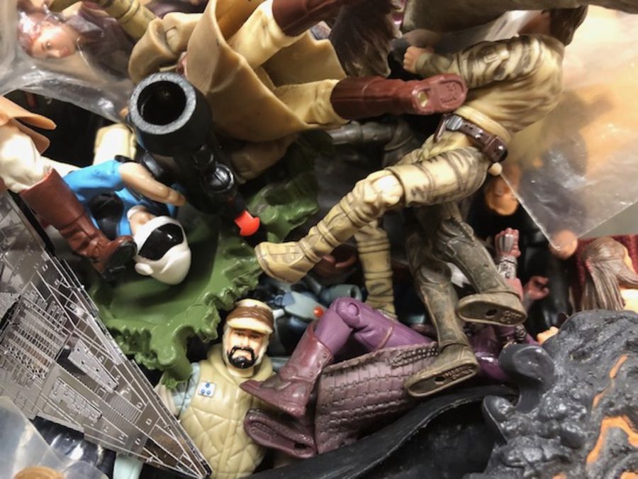Large collection of loose action figures to include Star Wars etc - Bild 3 aus 5