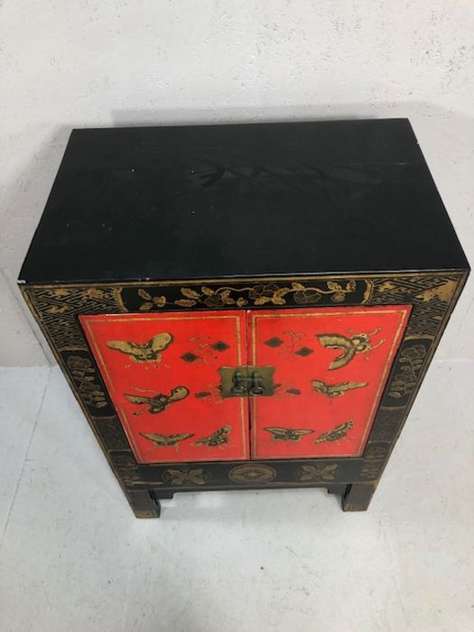 Chinoiserie-style cupboard, in black with gilt and red decoration and butterfly motifs, approx - Image 3 of 8