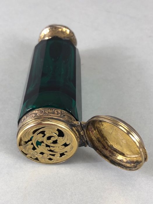 Victorian double ended scent and vinaigrette bottle in green glass with two hinged lids - Image 2 of 5