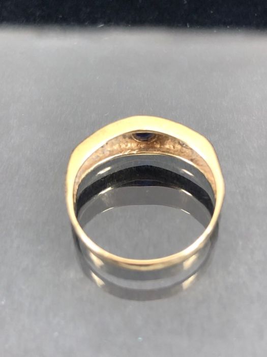 9ct Gold ring set with a blue sapphire in a star shaped mount with two Diamonds to either side - Image 4 of 7