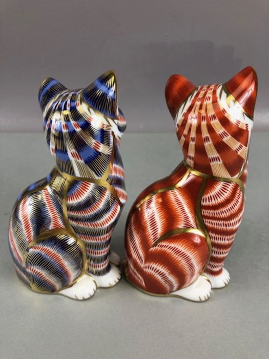 Two Royal Crown Derby paperweights in the form of seated cats, each approx 13cm in height - Image 2 of 13