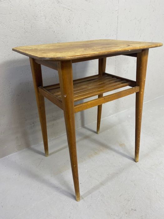 Mid century style side table with slated shelf and tapering legs - Image 2 of 4