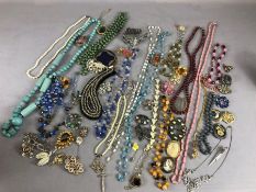 Good collection of costume jewellery