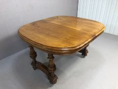Antique Victorian dining table on four turned legs, with two variable sized leaves. Table on