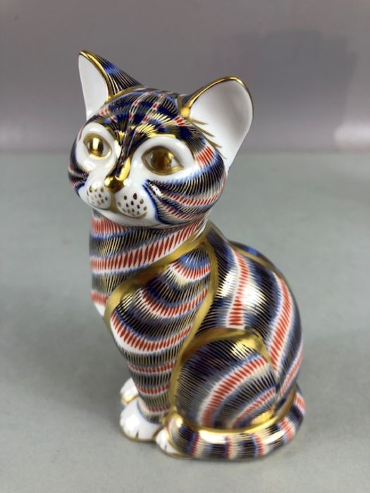 Two Royal Crown Derby paperweights in the form of seated cats, each approx 13cm in height - Image 3 of 13