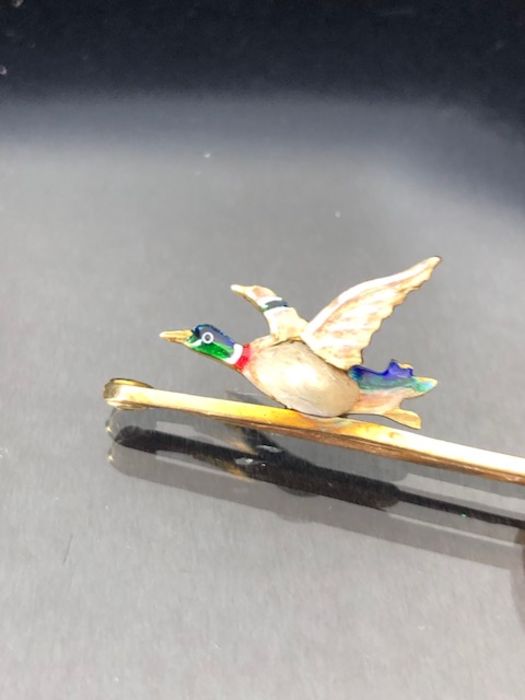 15ct Gold Brooch or tie pin with an enamel flying duck approx 5cm in length and 3.5g - Image 2 of 5