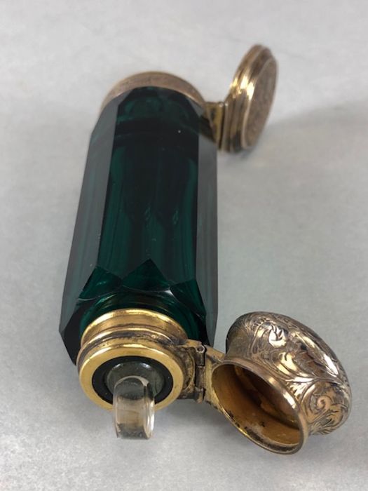 Victorian double ended scent and vinaigrette bottle in green glass with two hinged lids - Image 3 of 5