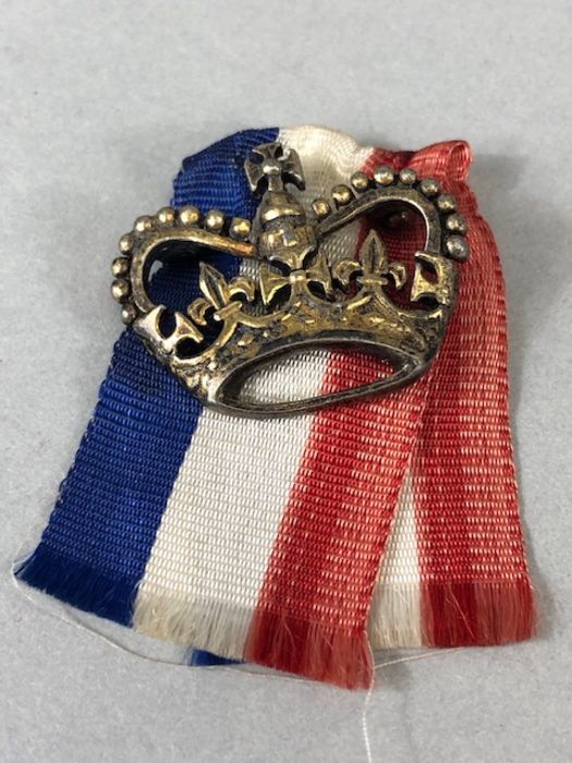 Collection of military cap badges to include gold coloured Royal Navy pin with blue enamel (5) - Image 3 of 6