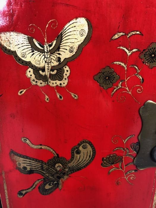 Chinoiserie-style cupboard, in black with gilt and red decoration and butterfly motifs, approx - Image 5 of 8