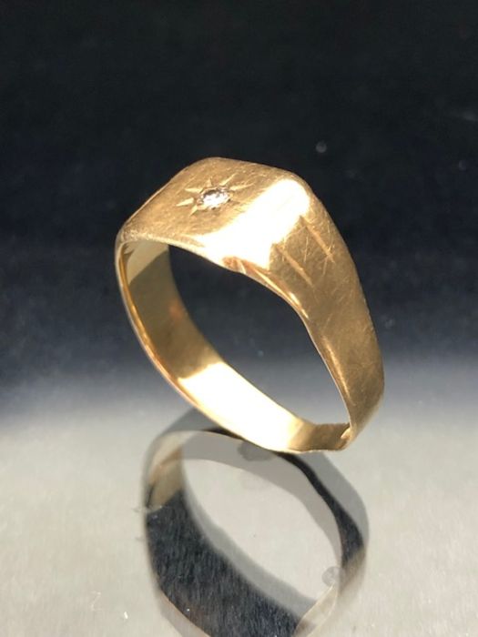 9ct Gold signet ring set with a single diamond, fully hallmarked in a star setting, fully hallmarked - Image 3 of 7