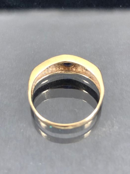 9ct Gold ring set with a blue sapphire in a star shaped mount with two Diamonds to either side - Image 7 of 7