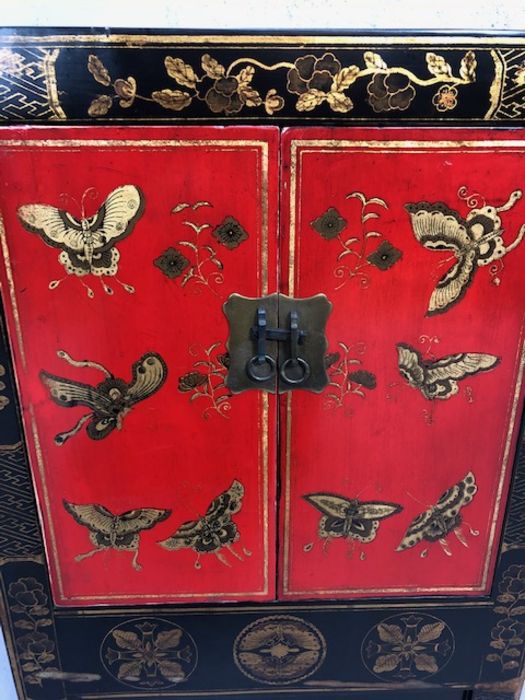 Chinoiserie-style cupboard, in black with gilt and red decoration and butterfly motifs, approx - Image 7 of 8