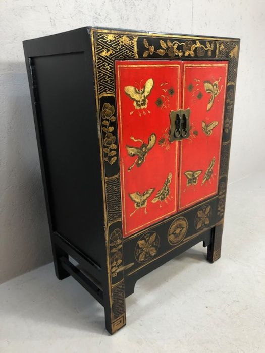 Chinoiserie-style cupboard, in black with gilt and red decoration and butterfly motifs, approx - Image 2 of 8