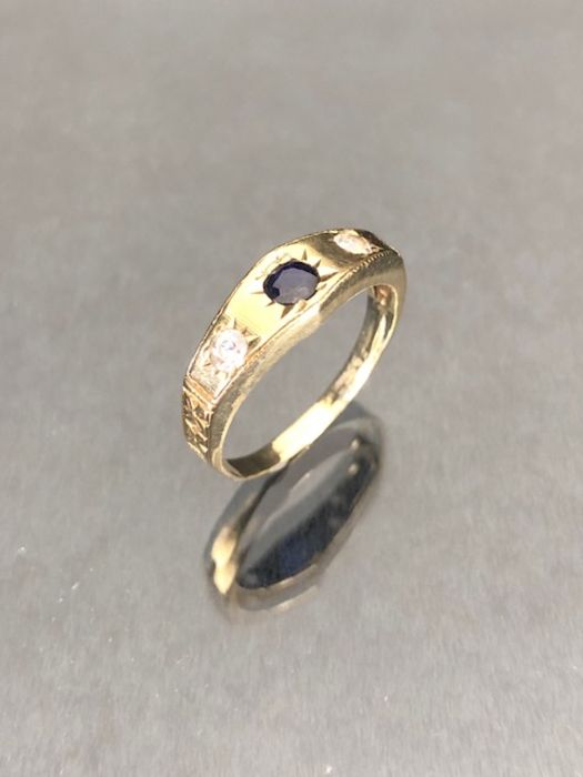 9ct Gold ring set with a blue sapphire in a star shaped mount with two Diamonds to either side - Image 2 of 7