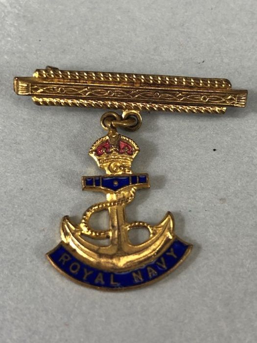 Collection of military cap badges to include gold coloured Royal Navy pin with blue enamel (5) - Image 2 of 6