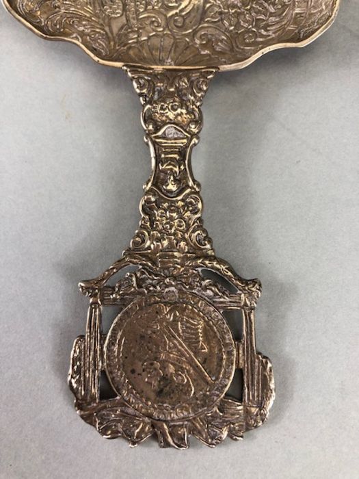 Silver hallmarked ornate (possibly caddy) spoon the handle set with a Silver coin hallmarked for - Image 4 of 5