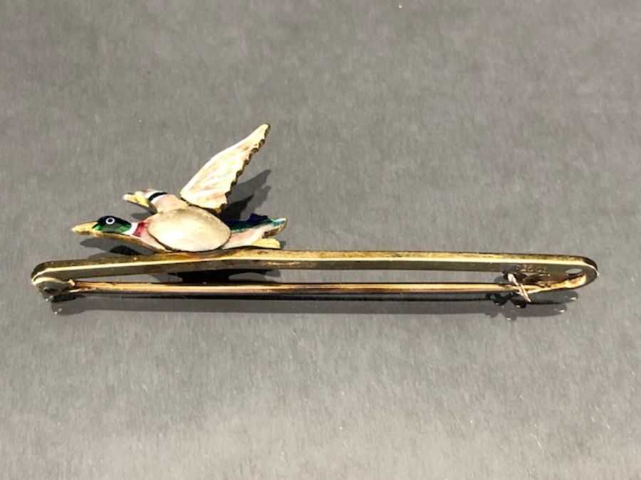 15ct Gold Brooch or tie pin with an enamel flying duck approx 5cm in length and 3.5g - Image 4 of 5