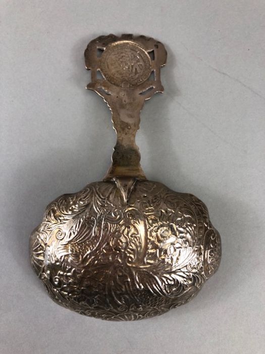 Silver hallmarked ornate (possibly caddy) spoon the handle set with a Silver coin hallmarked for - Image 5 of 5