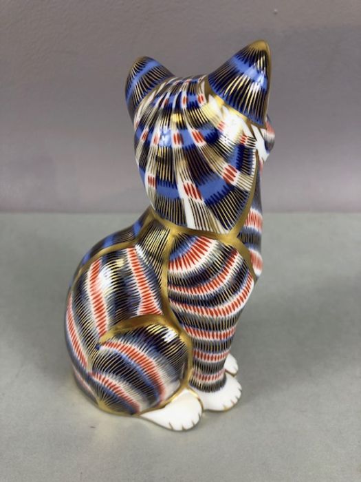 Two Royal Crown Derby paperweights in the form of seated cats, each approx 13cm in height - Image 5 of 13