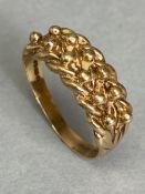 9ct Gold ring with woven design approx size V and 6.4g