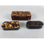 Collection of three snuff boxes with tortoise shell decoration (3)
