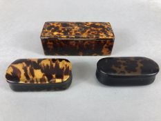 Collection of three snuff boxes with tortoise shell decoration (3)