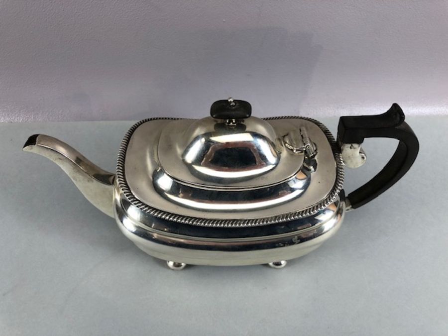 Silver hallmarked teapot on bun feet hallmarked for Sheffield total weight approx 673g - Image 2 of 16