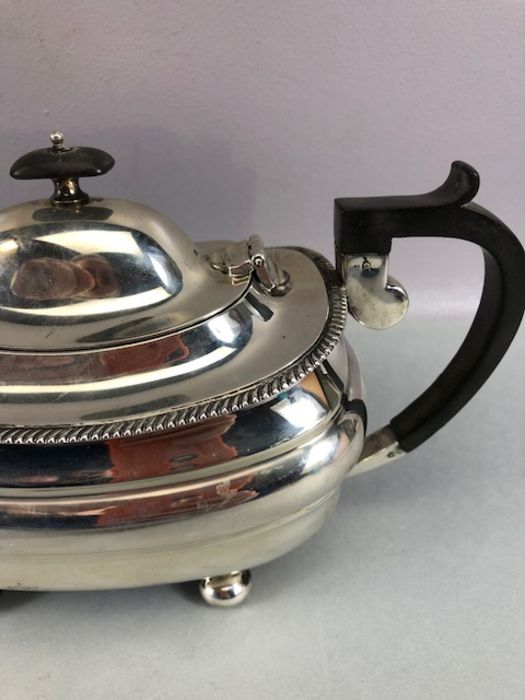 Silver hallmarked teapot on bun feet hallmarked for Sheffield total weight approx 673g - Image 13 of 16