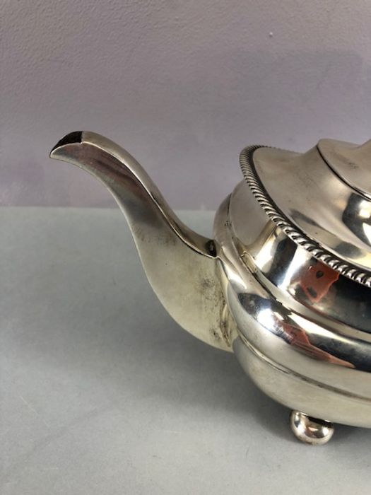 Silver hallmarked teapot on bun feet hallmarked for Sheffield total weight approx 673g - Image 11 of 16