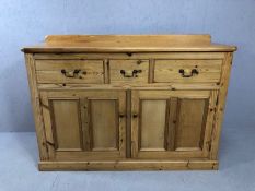 Pine kitchen dresser with three drawers and cupboards under approx 137 x 49 x 97cm