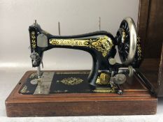 Vintage Singer Sewing Machine in case, no. S428099