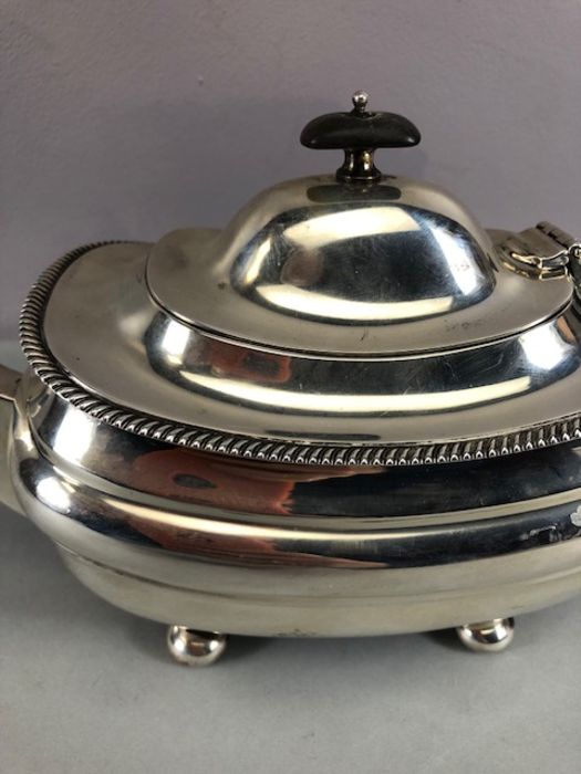 Silver hallmarked teapot on bun feet hallmarked for Sheffield total weight approx 673g - Image 12 of 16