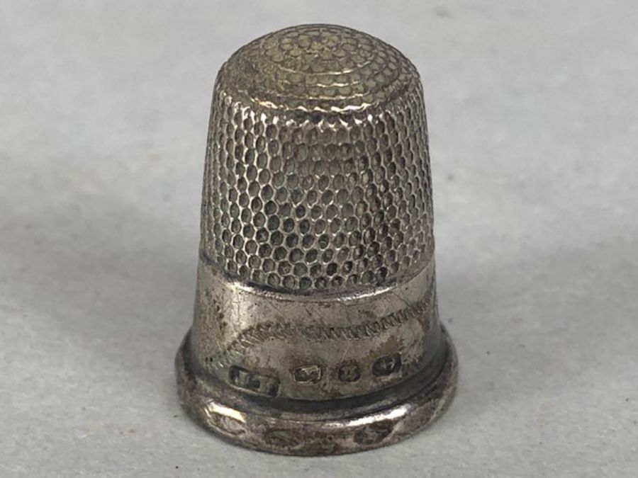 Silver items to include cigarette case (A/F) thimble and a napkin ring (80g) - Image 8 of 12