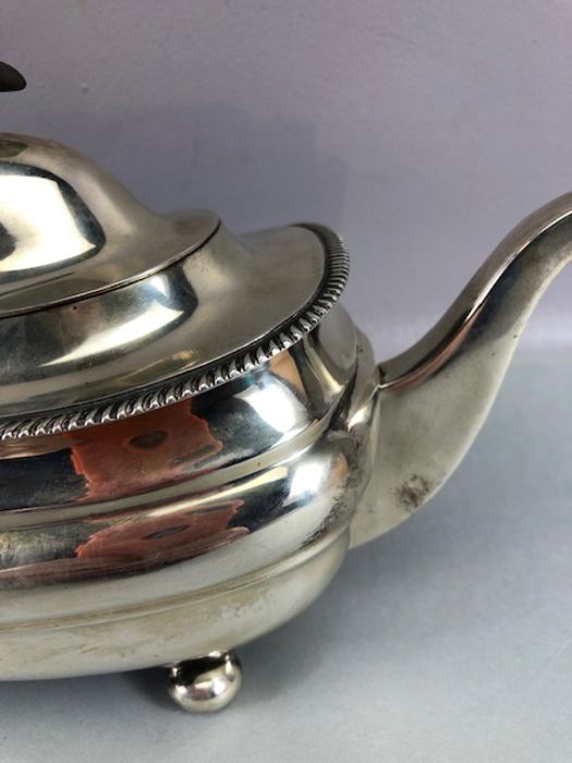 Silver hallmarked teapot on bun feet hallmarked for Sheffield total weight approx 673g - Image 9 of 16