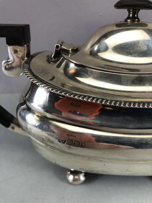 Silver hallmarked teapot on bun feet hallmarked for Sheffield total weight approx 673g - Image 7 of 16