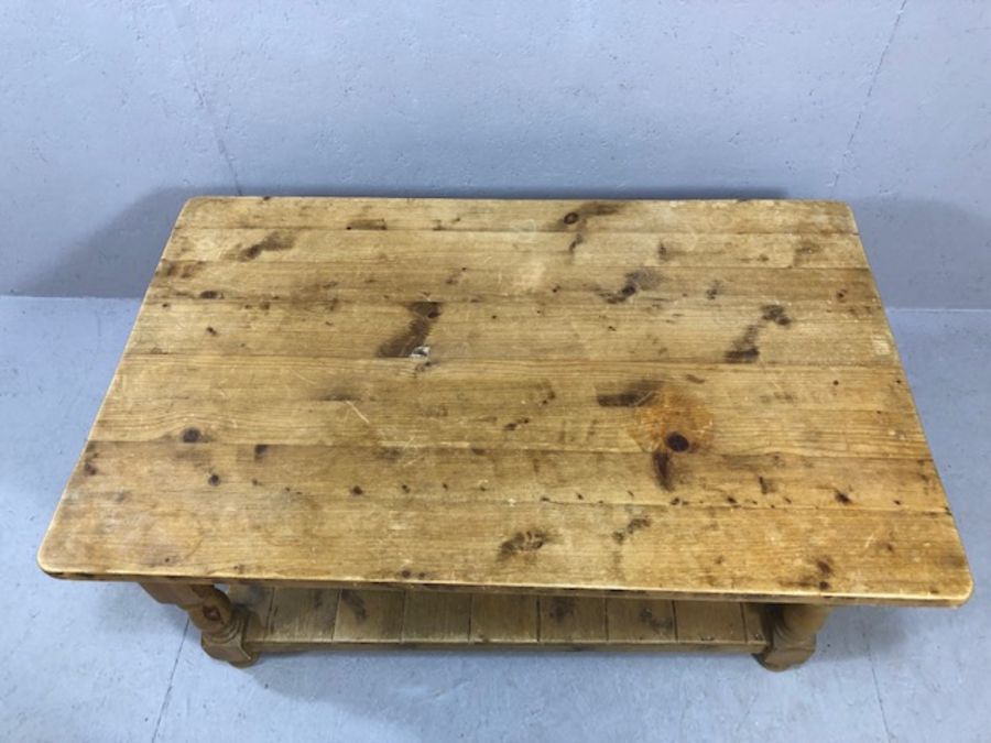 Pine coffee table with shelf under, approx 122cm x 75cm x 47cm tall - Image 2 of 6