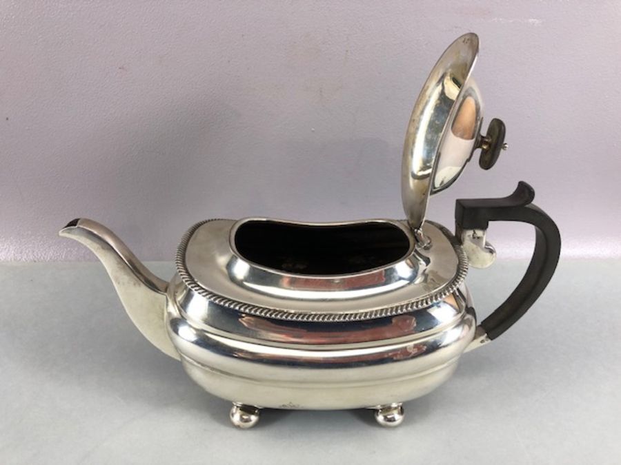 Silver hallmarked teapot on bun feet hallmarked for Sheffield total weight approx 673g - Image 3 of 16