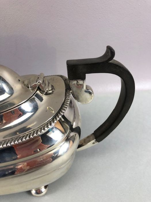 Silver hallmarked teapot on bun feet hallmarked for Sheffield total weight approx 673g - Image 14 of 16