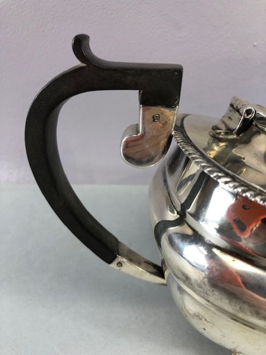 Silver hallmarked teapot on bun feet hallmarked for Sheffield total weight approx 673g - Image 6 of 16