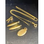 9ct Gold items to include the letter 'K' and a 9ct Gold flat link chain (total weight 5.2g)