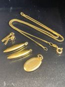 9ct Gold items to include the letter 'K' and a 9ct Gold flat link chain (total weight 5.2g)