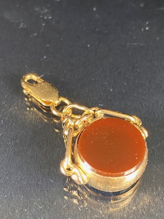 14ct Gold mounted swivel fob pendant blood stone and Carnelian spinner - Image 2 of 4