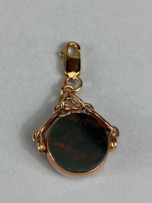 14ct Gold mounted swivel fob pendant blood stone and Carnelian spinner - Image 3 of 4